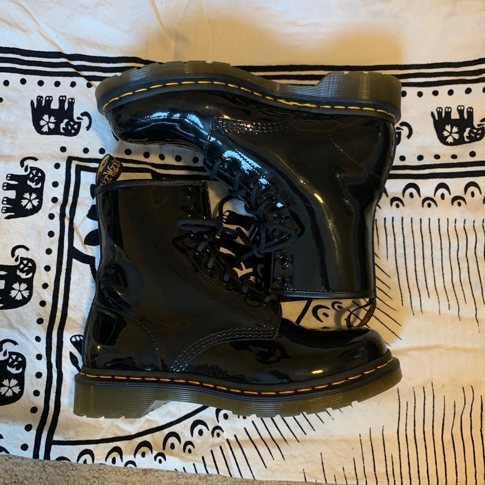 1460 WOMEN'S PATENT LEATHER LACE UP BOOTS